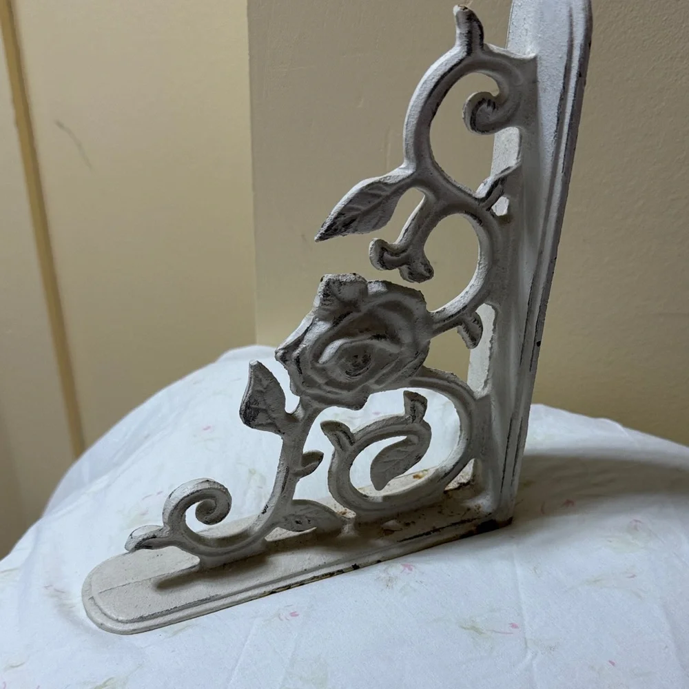 Vintage White Floral Wall Bracket